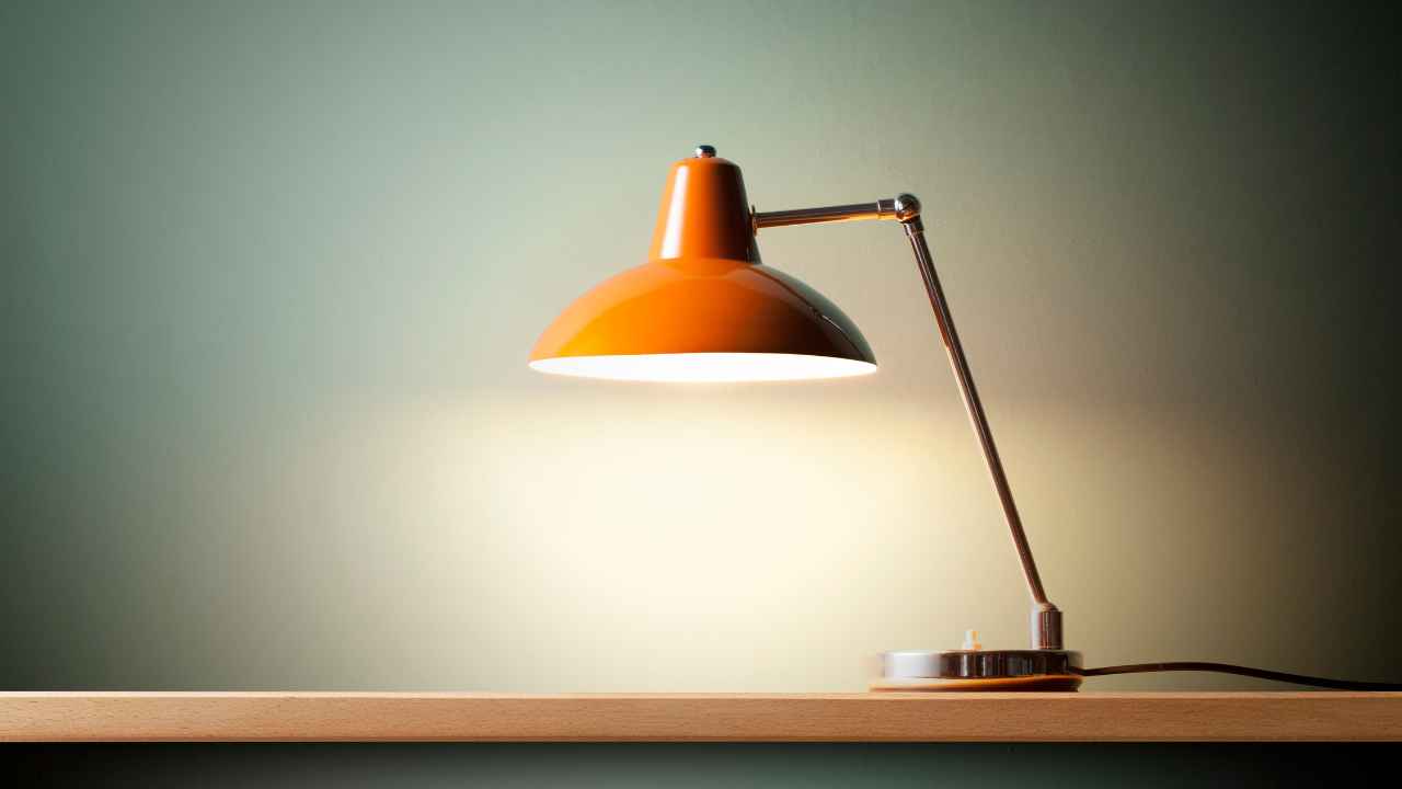 ④【デスクライト】作業効率を上げるためには必須