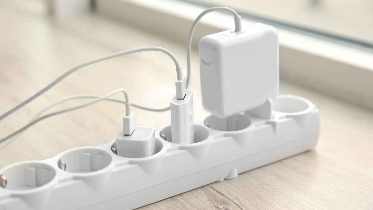 ③【電源タップ・延長コード】何かとコンセントの使用機会は多いのであると便利