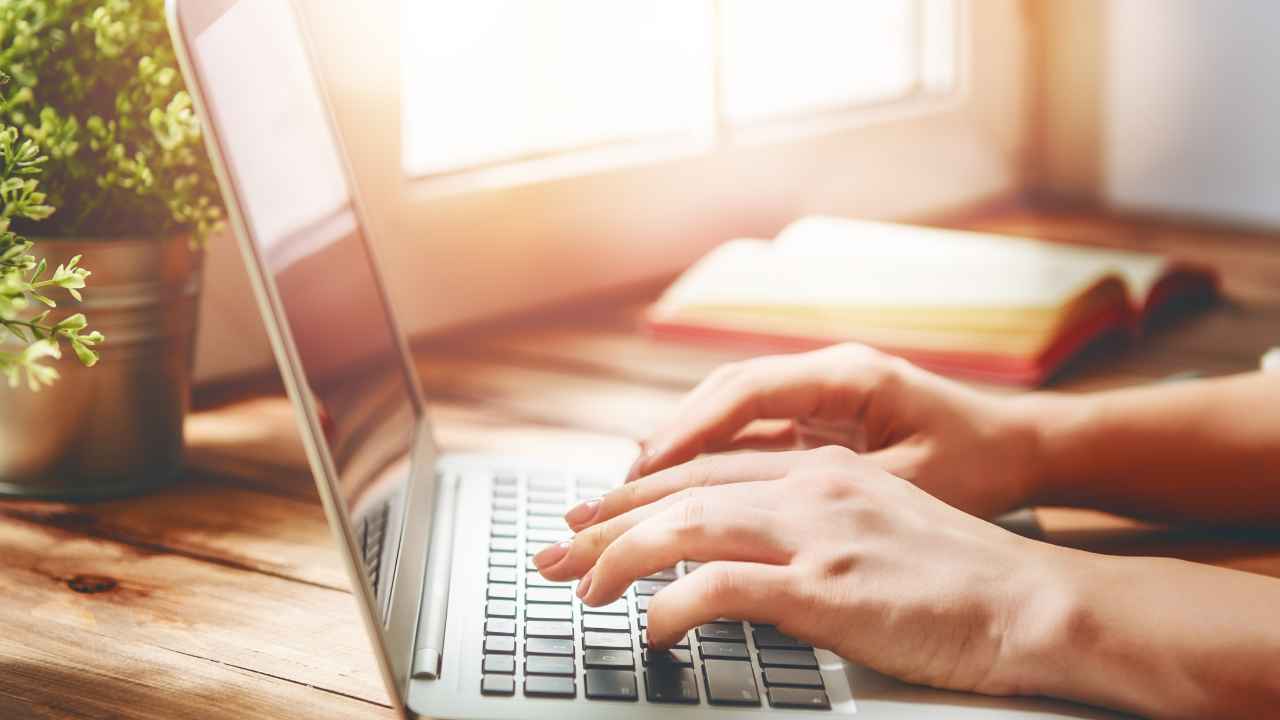 ①【ノートパソコン・充電器】大学指定のスペックよりも余裕のあるスペックがおすすめ