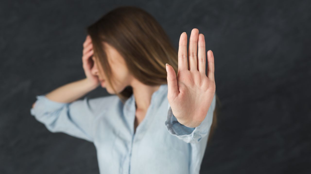 ⑥提案に常に否定的・非協力的